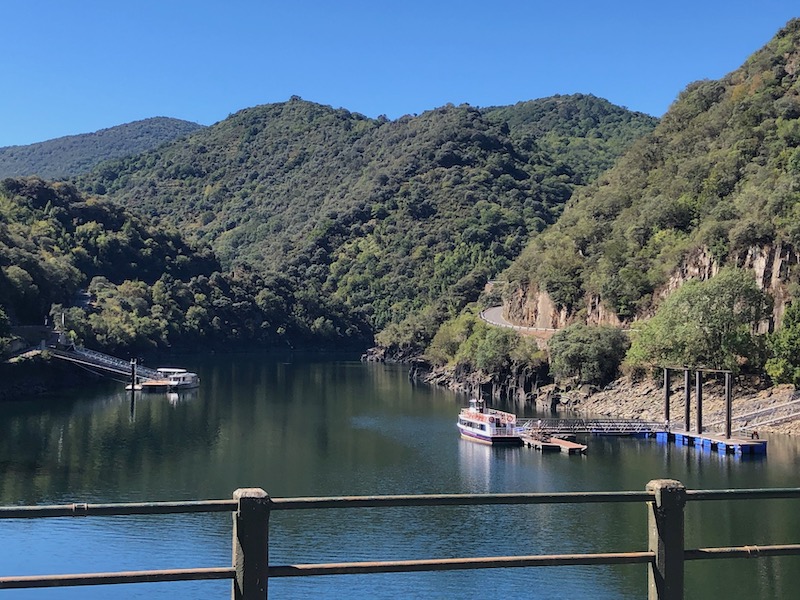 Aanlegsteigers bij brug over de Sil rivier (Cañón del Sil, Ribeira Sacra) 