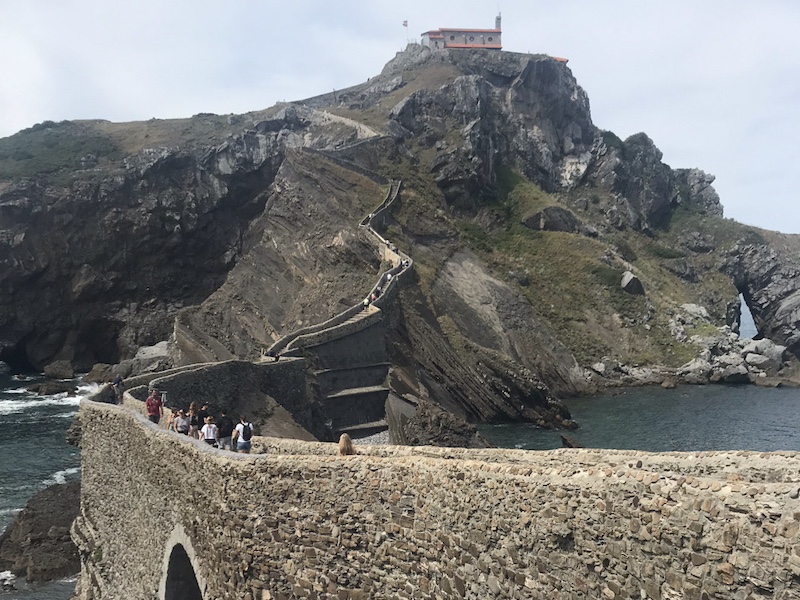 Een lange stenen brug verbindt Gaztelugatxe met het vaste land