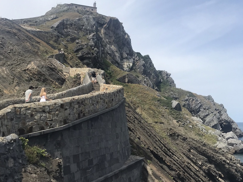 Het smalle pad richting San Juan de Gaztelugatxe en het flysch gesteente van het eiland