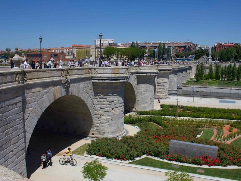 Brug naar San Isidro park in Madrid