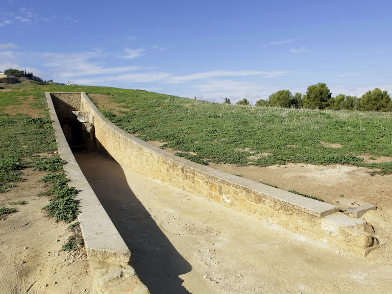 Ingang dolmen van Viera bij Antequera (Málaga, Andalusië)