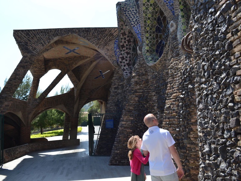 Buitenkant van Gaudí's crypte in Colònia Güell