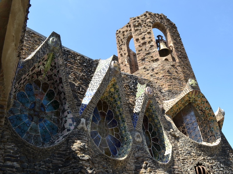 Detail van buitenkant van crypte van Gaudí in Colònia Güell bij Barcelona