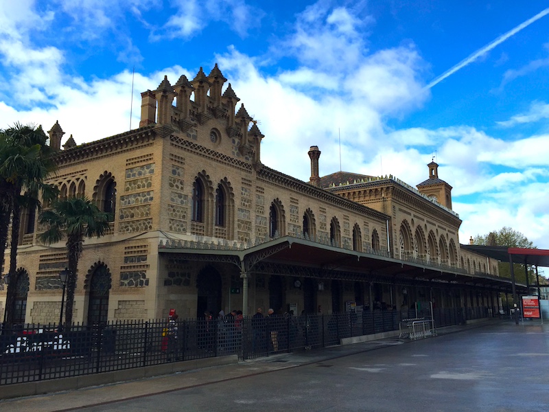 Buitenkant van mudejar treinstation in Toledo