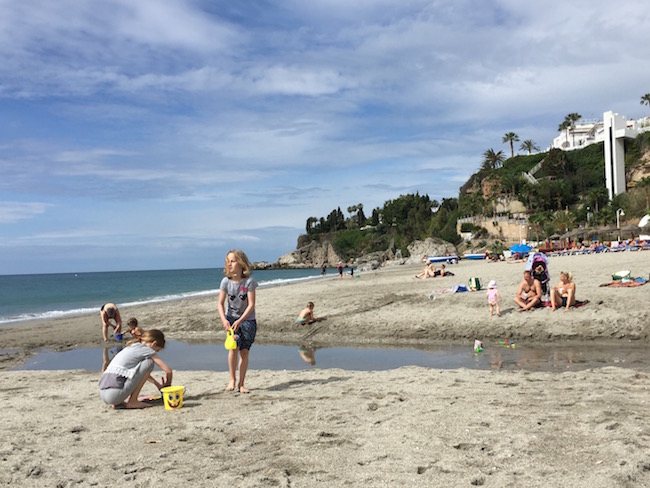 Spelen aan het Burriana strand in Nerja aan de Costa del Sol Oost