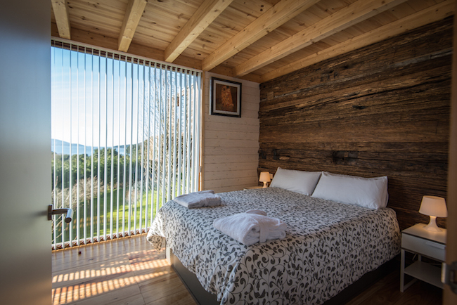 De boomhutten van Cabañas da Broña aan de kust van Galicië hebben afgescheiden slaapkamer(s).