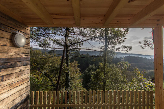 Een verbluffend uitzicht vanuit een van de luxe boomhutten van Cabañitas del Bosque in Galicië