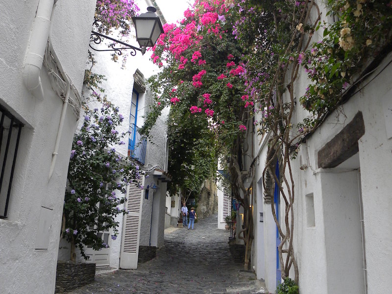 Straatje in Cadaqués (Catalonië)