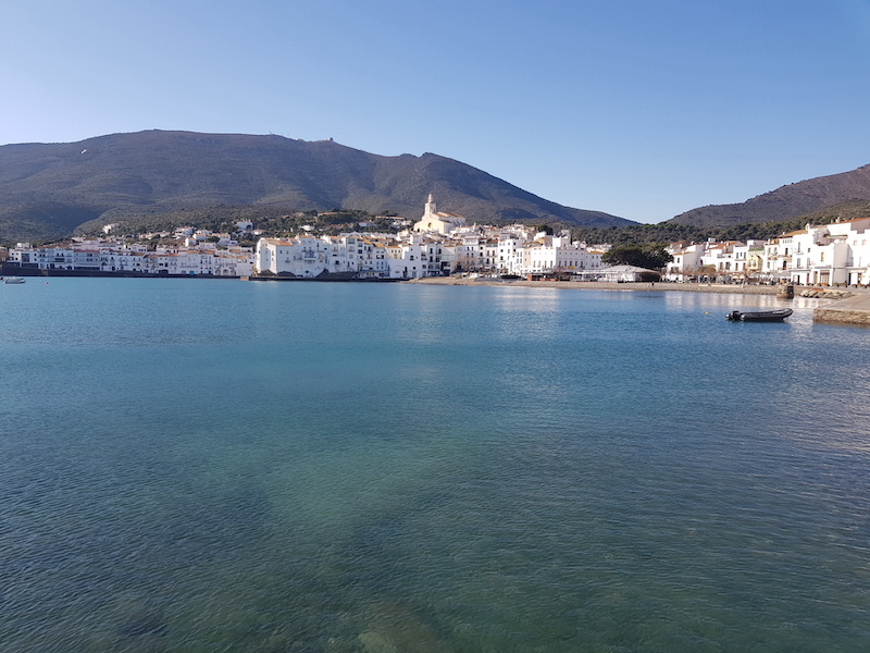 Uitzicht op Cadaques (Costa Brava) vanuit zee