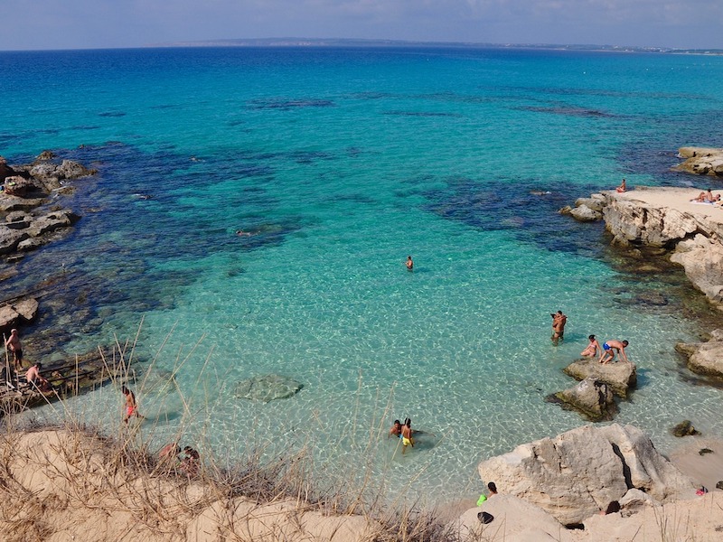 Baai met kristalhelder water tijdens een vakantie op Formentera (Balearen)