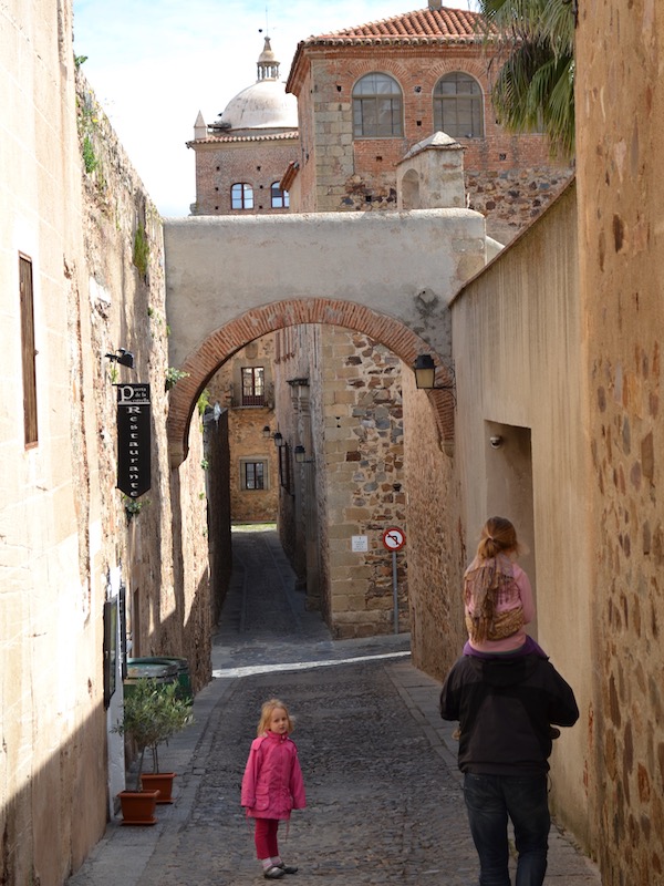 Wandelen langs de binnenkant van de stadsmuur van Cáceres in Spanje