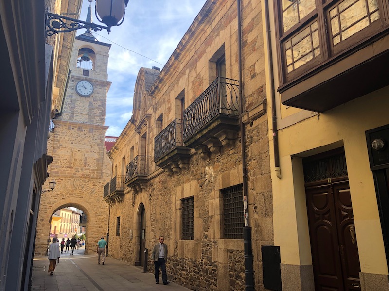 Klokkentoren en El Bierzo museum in Calle del Reloj (Ponferrada)