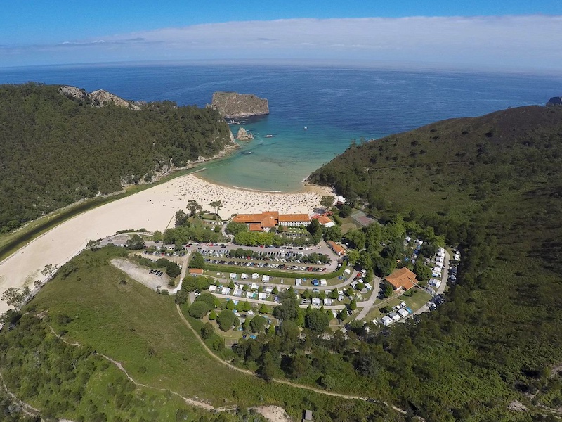 Camping aan de Costa Verde in Asturië (Noord-Spanje) die ligt in een beschutte baai