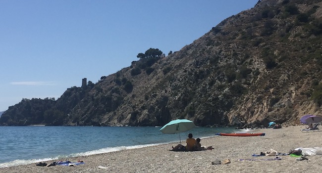 Playa del Cañuelo in een baai aan de Costa del Sol in Zuid Spanje