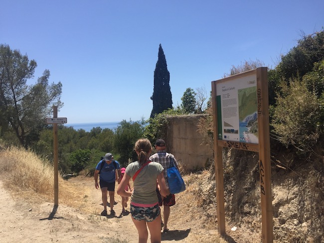 Voetpad omlaag naar het Cañuelo strand in Andalusië