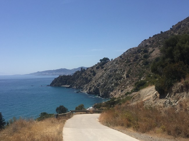 Op weg naar het Cañuelo strand in een inham ten westen van Nerja (Costa del Sol Oost)