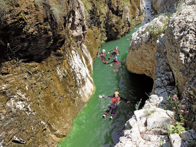 Canyoning in de Guadalmina Rivier aan de Costa del Sol in Anddalusië