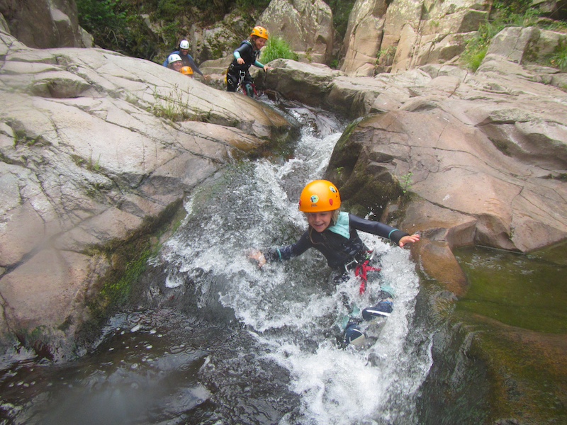 Canyoning met kinderen in de Riera d'Osor kloof in Catalonië