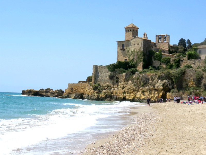 Het strand en Castell de Tamarit