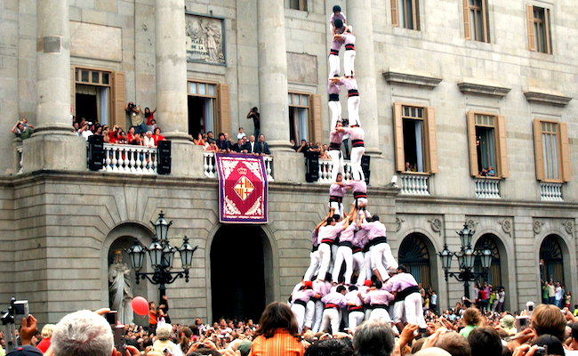 Een menselijke toren voor het gemeentehuis van Barcelona