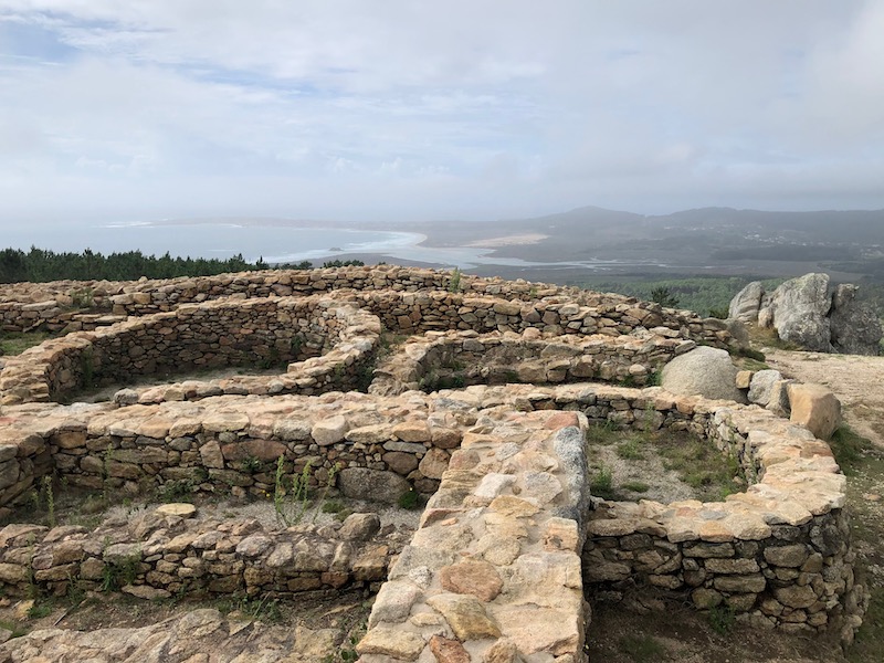 Castro da Cidá met op de achtergrond natuurpark Corrubedo (Galicië)