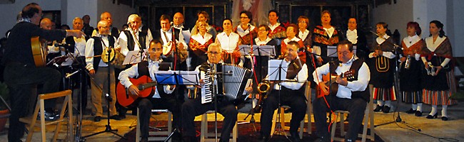 Wie zingt het mooiste traditionele kerstlied tijdens de Certamen de Rondas Tradicionales Navideñas in Torija (omgeving Madrid)...?