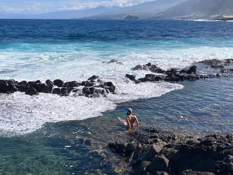 zwemmen in natuurlijk zwembad charco los Chochos aan de noordkust van Tenerife