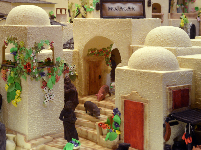 Het plaatsje Mojacar (provincie Almería) nagebouwd in de chocolade kerststal van Rute