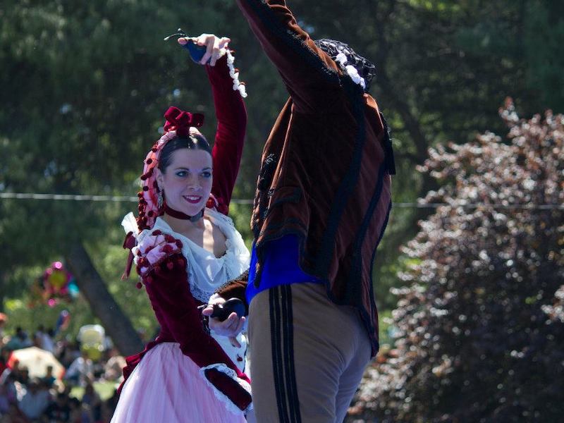 Chotis dansen in traditionele klederdracht voor edelen tijdens de San Isidro feesten van Madrid
