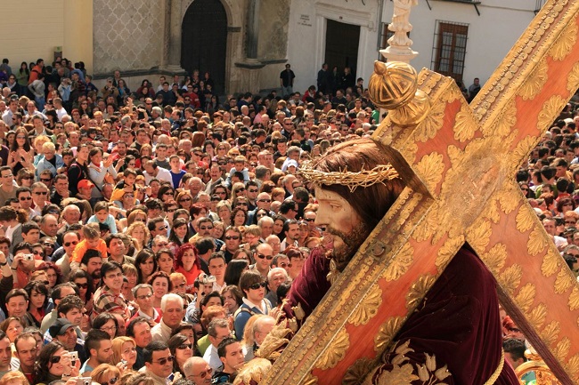 Een opgetogen mensenmassa wacht op de zegening van het paasbrood tijdens de paasprocessie op Goede Vrijdag in Caminos de Pasion plaats Priego de Cordoba