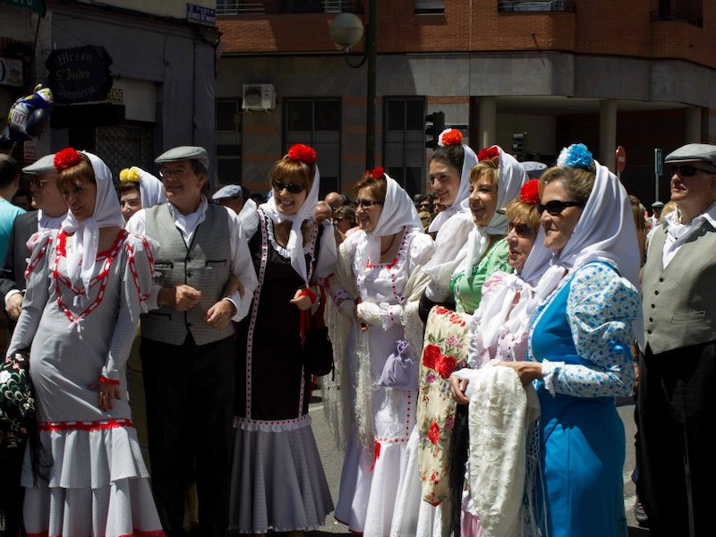 Chulapos en chulapas (boeren klederdracht) tijdens San Isidro feest in Madrid