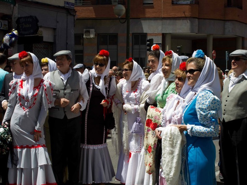 Madrilenen in chulapos/chulapas, de traditionele klederdracht voor  het gewone volk, tijdens het San Isidro feest in Madrid