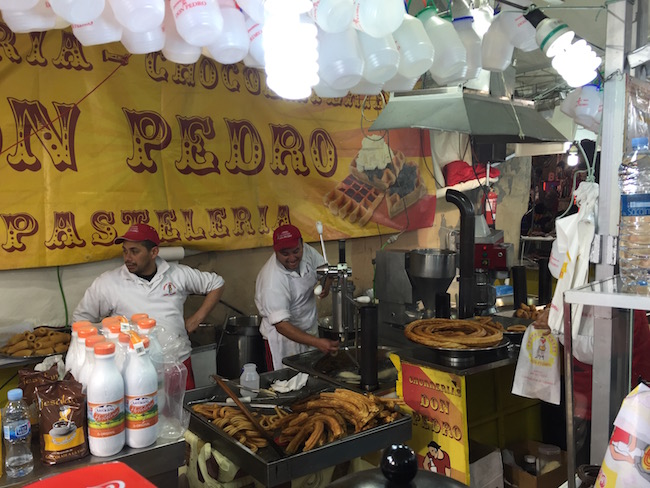 Churros tent tijdens Fallas Feest in Valencia