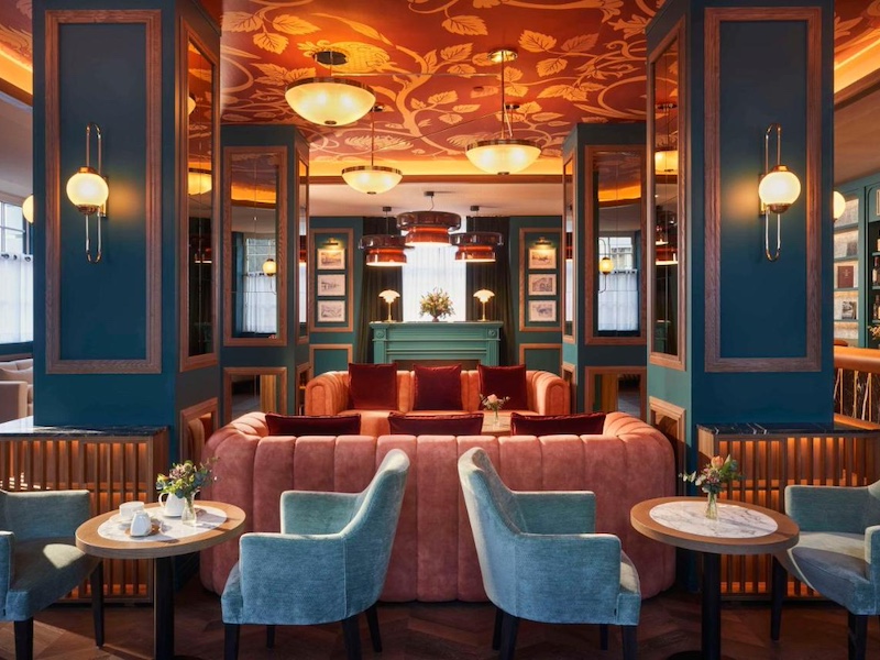 Cocktailbar in de vroegere bibliotheek van treinstation van Canfranc