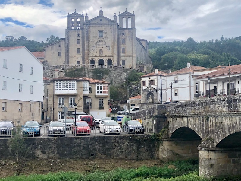 Het klooster van Carmen aan de Sar rivier in Padrón (Galicië, Noord-Spanje)