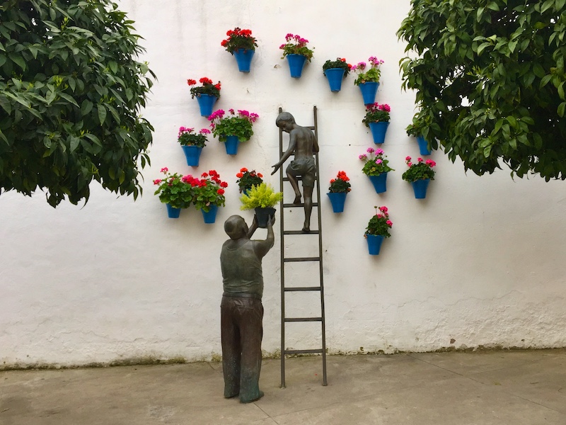 Bij dit standbeeld in Cordoba kun je hele jaar genieten van bloemen