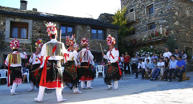 Mannen in traditionele klederdracht dansen tijdens het Corpus Christi feest van Valverde de los Arroyos in Midden Spanje