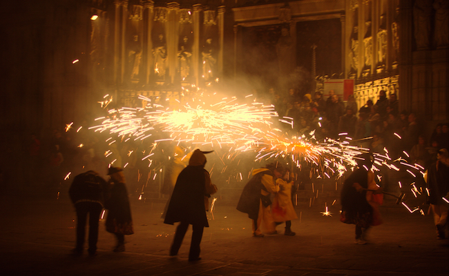 Correfocs voor kinderen tijdens de Feesten van Santa Eulalia in Barcelona