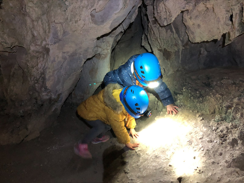 Op grot-avontuur met kinderen in Asturië in de Cueva Huerta