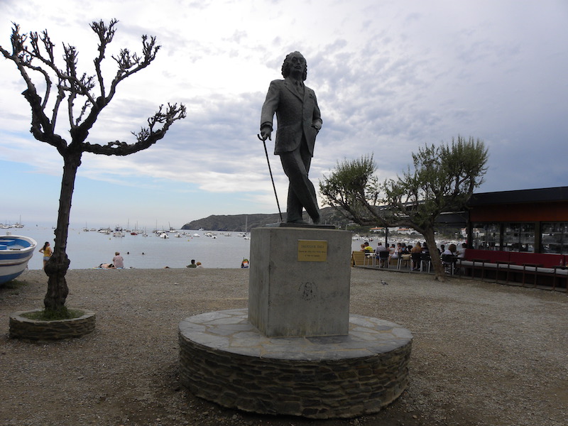 Standbeeld van Salvador Dalí in Cadaqués