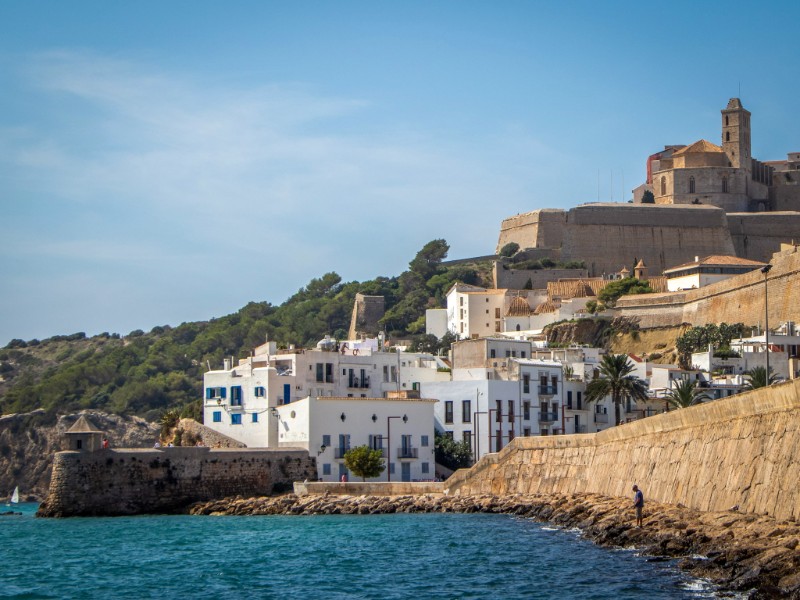 Dalt Vila, het oude centrum van Ibiza, oftewel Eivissa, gezien vanaf het water