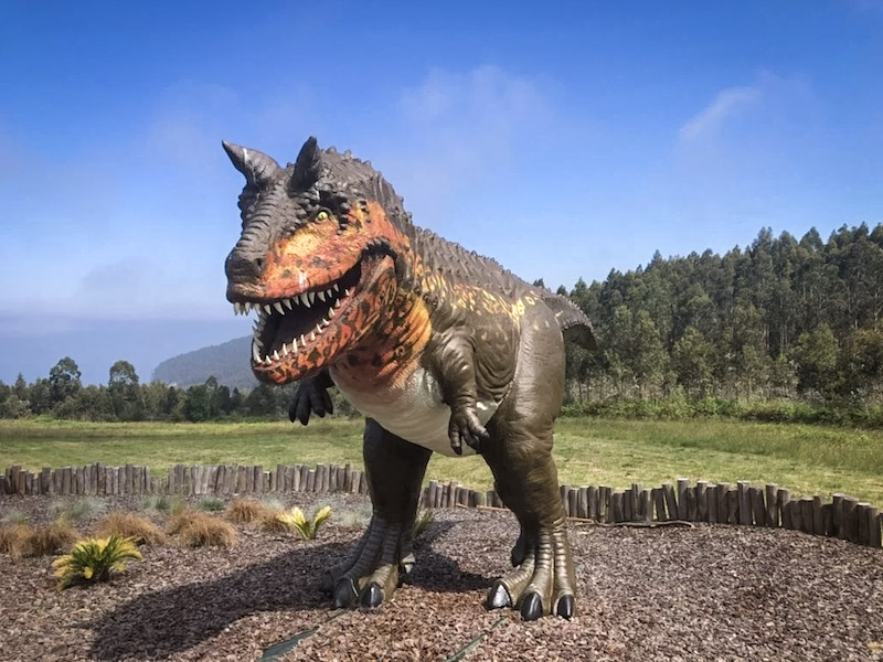 Een nagebouwde dinosaurus in het dinosaurusmuseum van Asturië