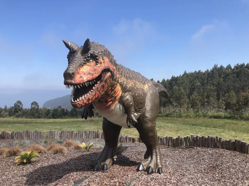 Een nagebouwde dinosaurus in het dinosaurusmuseum van Asturië (Noord-Spanje)