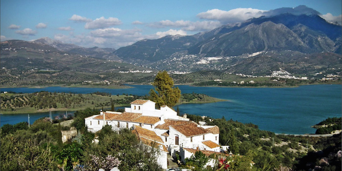 vakantiewoningen complex Castillejos Retreat aan het Viñuela meer in het binnenland van Malaga