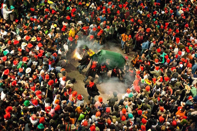 Een draak tijdens de Patum feesten in Berga (binnenland Catalonië)