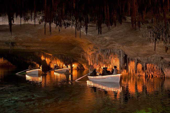 Varen door druipsteengrotten Cuevas del Drach op Mallorca
