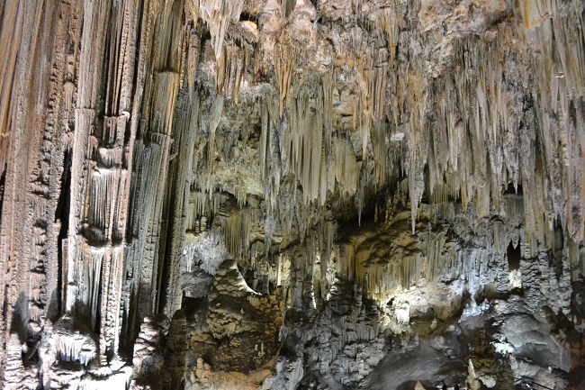 Stalagmieten en stalactieten in de druipsteengrotten van Nerja