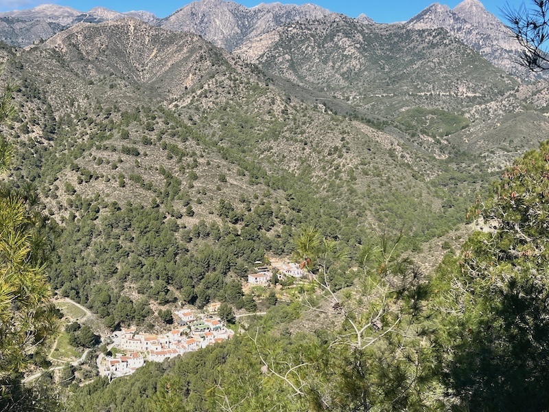 Berggehucht El Acebuchal geezien vanaf wandelroute El Fuerte Frigiliana