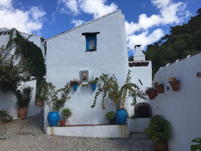 Het opgeknapte gehucht El Acebuchal bij Frigiliana (Andalusië)