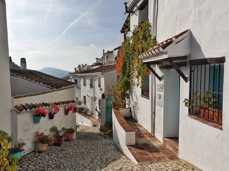 El Acebuchal: opgeknapt wit berggehucht in provincie Malaga (Andalusië)